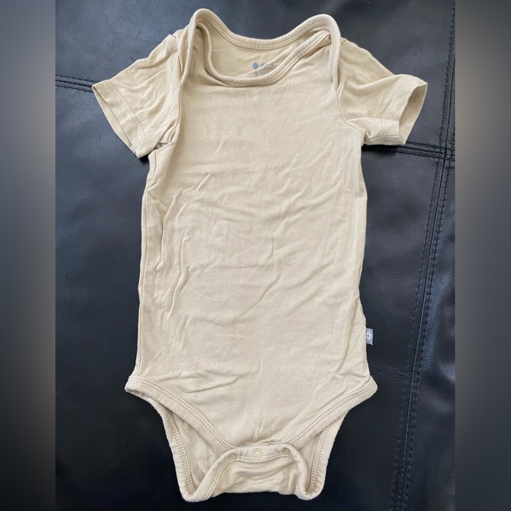 Kyte Baby bamboo bodysuit in “Wheat”, 6-12 months